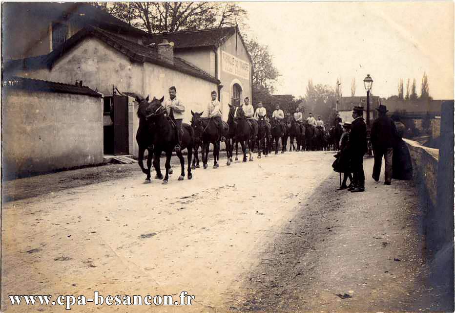 BESANÇON - Rue des Docks - Passage de cavaliers devant la fabrique de vinaigre Jules Dechanet. v. 1902